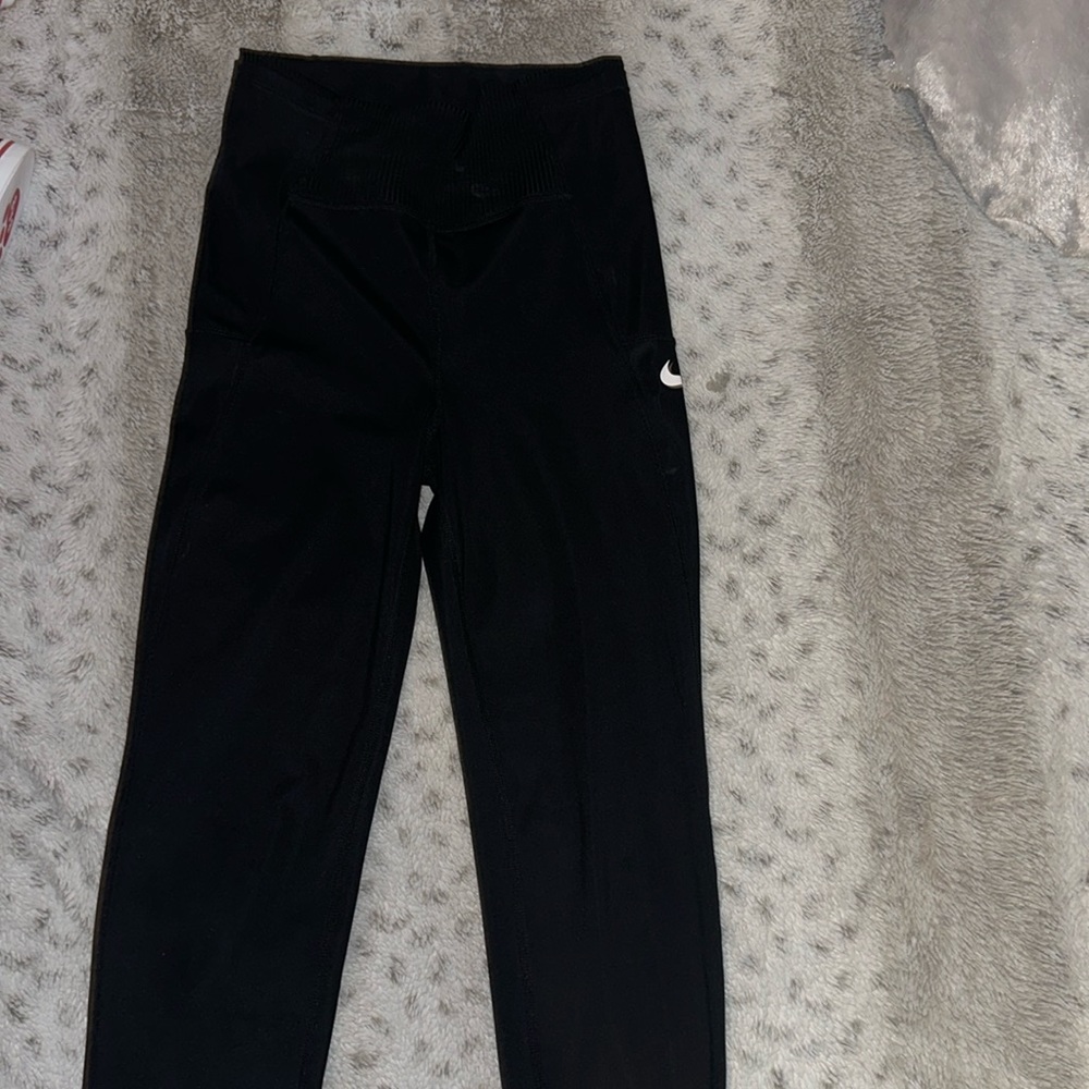 Black stretchy nike leggings!!